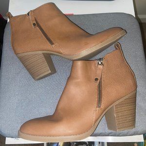 Heeled Brown boots Universal Thread Size 8.5